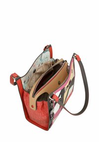 Sac à main multicolore combinant du cuir rouge, fauve et rose. Comprend un motif floral intérieur, plusieurs compartiments et une bandoulière.