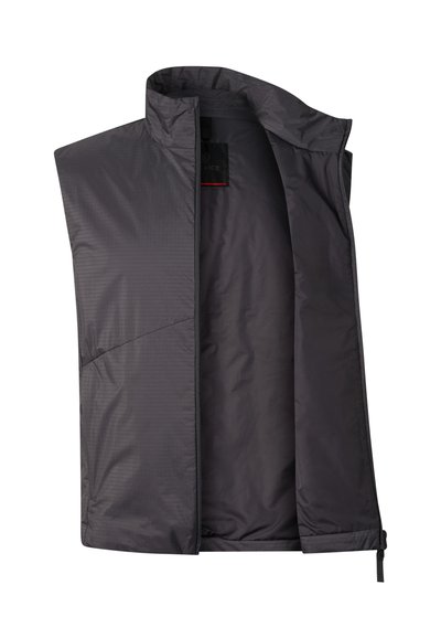 Zwart mouwloos gewatteerd vest met hoge kraag en ritssluiting aan de voorkant, opengeklapt om de gladde binnenvoering te tonen.