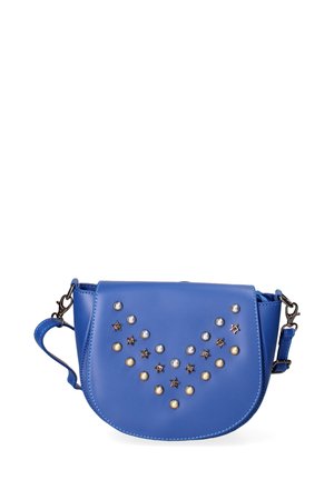 Borsa a tracolla in ecopelle blu con forma curvata, decorata con borchie metalliche a forma di stella e rotonde in vari colori. Cinghia regolabile.