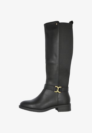 Bota de piel negra hasta la rodilla con parte trasera de tejido acanalado, tacón bajo, tira decorativa con hebilla dorada y tirador en la parte superior de la parte trasera.