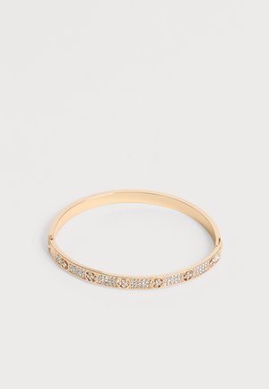 Bracelet en or avec une bande fine ornée de petits cristaux clairs et de grappes circulaires de cristaux le long de la surface.