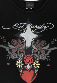 Schwarzes T-Shirt mit dem Text "Ed Hardy" über einem grauen Kreuz, rotem Herzen, roter Rose, gelben Blumen und einem Schmetterlings-Tattoo-Design.