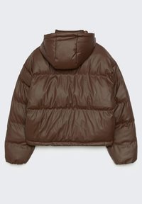 Giacca puffer marrone con cappuccio, caratterizzata da un design trapuntato, una texture lucida e polsini elasticizzati. Lunghezza cropped con orlo dritto.