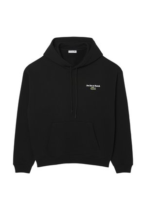 Zwarte hoodie met front pocket, trekkoorden en kleine witte tekst "Jeu Set et Match" met groen krokodillenlogo op de borst.