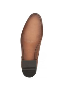 Suela de zapato de cuero marrón con un acabado liso, diseño texturizado y tapa de talón de goma negra. Presenta el nombre de la marca "Wittchen" en relieve.
