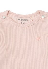 Helles rosa, geripptes Baby-Shirt mit Rundhalsausschnitt, zwei Druckknöpfen an der Schulter und einem kleinen gestickten Logo auf der Brust.
