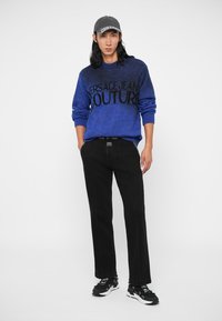 Versace Jeans Couture GRADIENT LOGO - Svetrík - blu