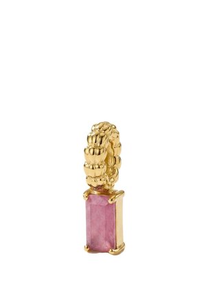 Goldener Creolen-Ohrring mit strukturiertem Design und einem rechteckigen rosa Edelsteinanhänger, der daran hängt.