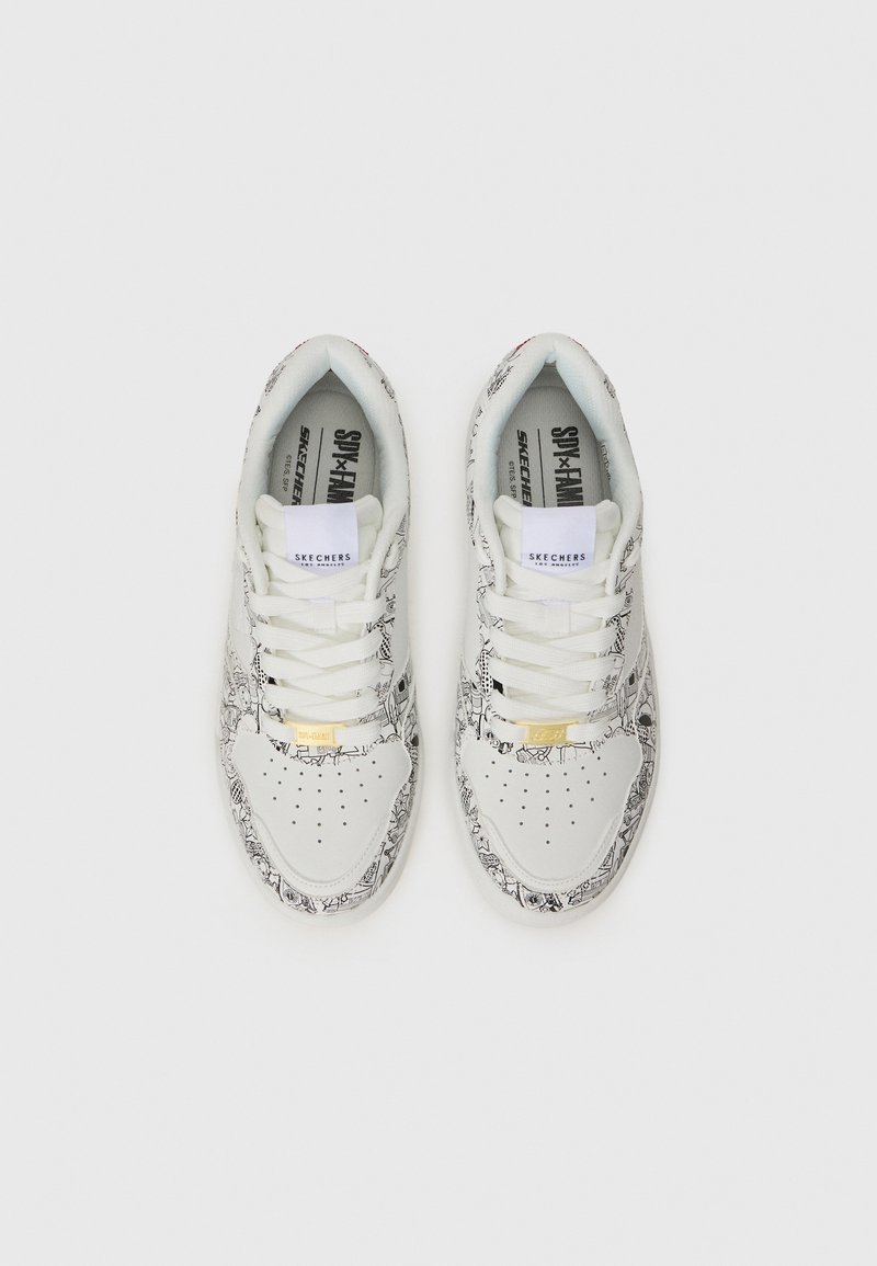 Weiße Sneaker mit schwarzen grafischen Designs, ausgestattet mit leichten Schnürsenkeln und Branding auf der Zunge, von oben auf einem schlichten Hintergrund dargestellt.