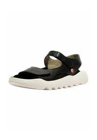 Czarne skórzane sandały z szerokim paskiem na palce i regulowanym krzyżowym paskiem, z białą, teksturowaną gumową podeszwą o zakrzywionym kształcie.