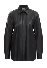 Svart långärmad skjorta i konstläder med spetsig krage, dolda framknappar och skräddarsydda sömdetaljer vid midjan och ärmsluten.