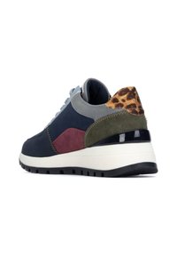 Zapatilla con un diseño de materiales mixtos, que presenta ante azul marino, burdeos y verde, un acento en el talón de estampado de leopardo, y una suela blanca.