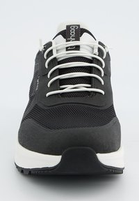Chaussures de sport noires avec une tige en mesh, lacets blancs et semelle contrastante blanche. Elles présentent un pare-boue lisse et des accents latéraux texturés.