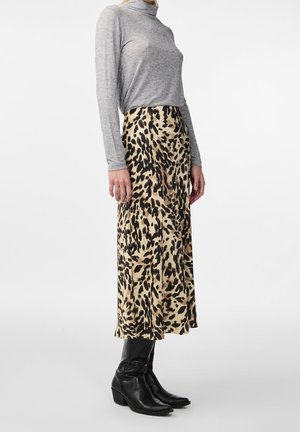 Gonna midi con stampa leopardata in beige e nero, realizzata in tessuto morbido. Abbinata a una maglietta attillata grigia a maniche lunghe e stivali neri sopra il ginocchio.