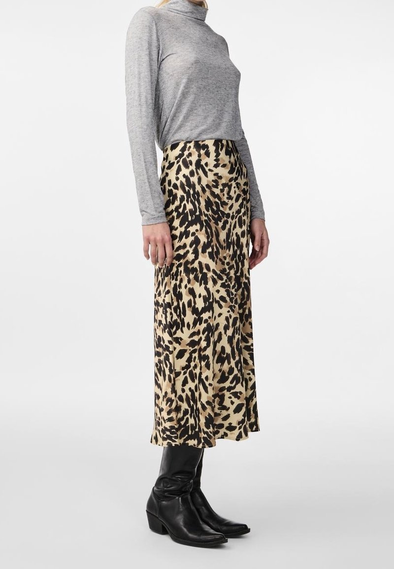 Midi-hame, jossa on leopardiprintti beige- ja mustassa, valmistettu sileästä kankaasta. Yhdistetty tiukkaan harmaaseen pitkähihaiseen paitaan ja mustiin polven yli ulottuviin saappaisiin.