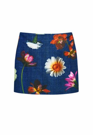 Denim mini hame, jossa on kukkakuosi sinisellä taustalla ja erilaisia värikkäitä kukkia, kuten vaaleanpunaisia, oransseja ja valkoisia. Hameessa on sileä pinta.