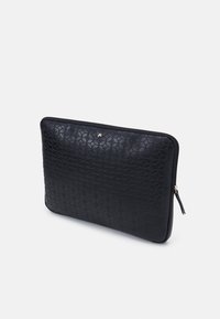 Funda negra para portátil con patrón circular en relieve, cierre de cremallera y logotipo dorado en la parte frontal. Textura suave, material de cuero resistente.