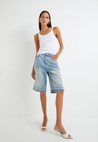 Koton BERMUDA - Shorts vaqueros - light blue