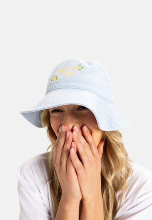 Cappello a secchiello blu chiaro in cotone con una larga visiera, caratterizzato da un design ricamato giallo di un limone e la parola "Fiji."