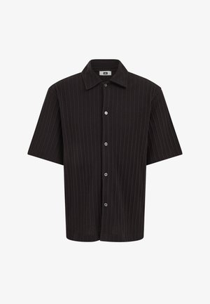 Melna īsroku ribota pogām aizdares krekls ar apkakli un piecām redzamām baltām pogām priekšpusē.