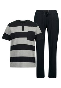 Katoenen loungewear-set met een grijs en zwart gestreept T-shirt met korte mouwen en een zak, en zwarte elastische broek.