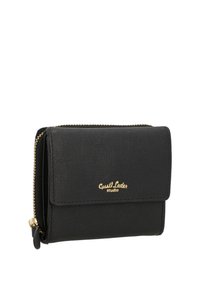 Sort tekstureret pung med guldlås og "Gusti Leder studio" præget i guld på forsiden, kompakt og rektangulær.