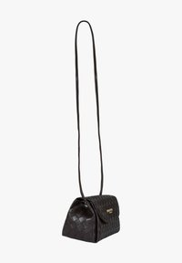 Borsa a tracolla nera in pelle intrecciata con forma trapezoidale, tracolla singola e chiusura a pattina con dettaglio dorato.