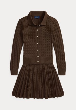 Cardigan marron en maille torsadée à manches longues avec boutons et jupe plissée assortie, posé à plat sur fond blanc.