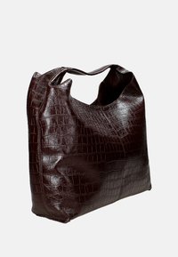 Borsa tote marrone con stampa a rettile, dal finish liscio e lucido; presenta un'unica maniglia larga e una forma morbida e arrotondata.