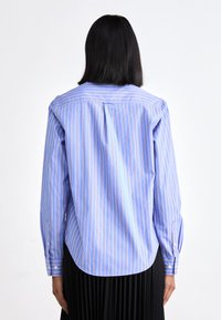 GANT STRIPED - Košilová halenka  - hellblau/weiß
