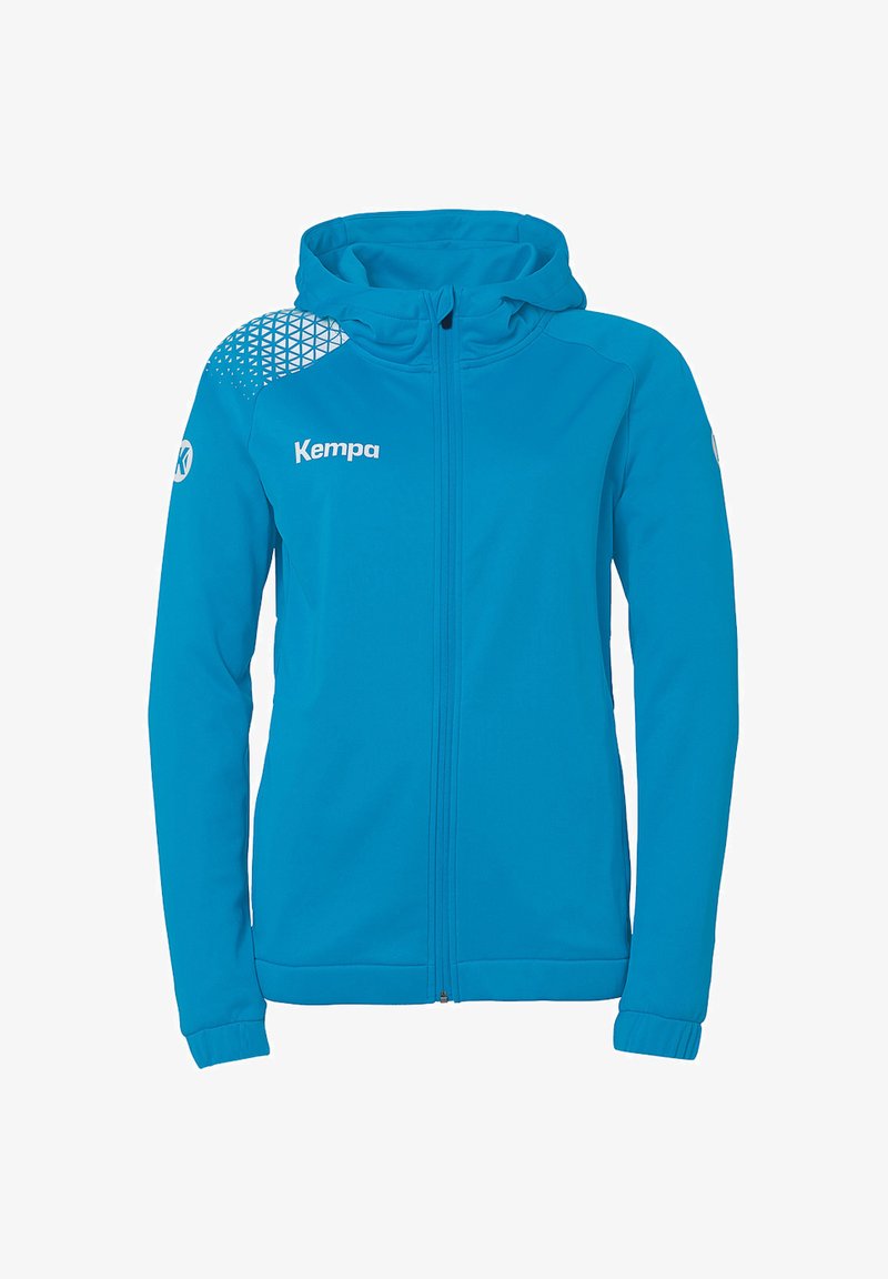 Blå lynlås-hoodie lavet af blødt stof, med hætte, diagonalt geometrisk mønster på den ene skulder og logo på forsiden.