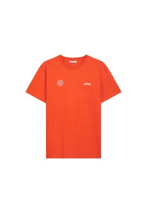 Oranges Baumwoll-T-Shirt mit kurzen Ärmeln und Rundhalsausschnitt, mit einem grafischen Logo auf der linken Brust und dem Wort "UNFAIR" in Weiß gedruckt.