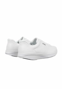 Scarpe sportive bianche con una tomaia sintetica liscia, punta arrotondata e suola texturizzata. Presentano lacci e un marchio sottile sul lato.