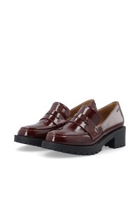 Burgunderfarbene Lackleder-Slipper mit einem massiven schwarzen Absatz, die eine glatte Oberfläche und gestickte Akzente auf dem Obermaterial aufweisen.