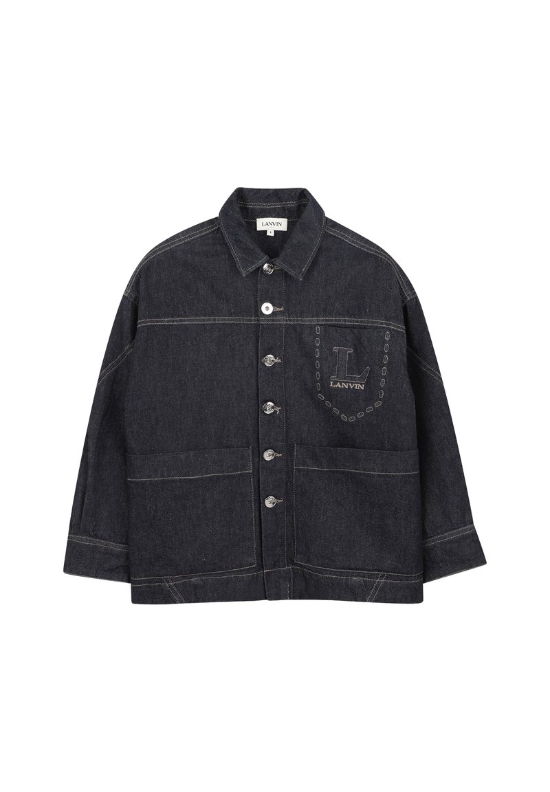 Donker denimjack met knoopsluiting aan de voorkant, twee voorzakken en contrasterende stiksels. Voorzien van een logo geborduurd op het borstzakje.