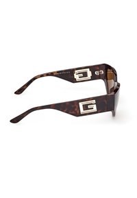 Lunettes de soleil rectangulaires écaille de tortue marron avec des branches épaisses ornées d'accents de logo géométrique doré de chaque côté.