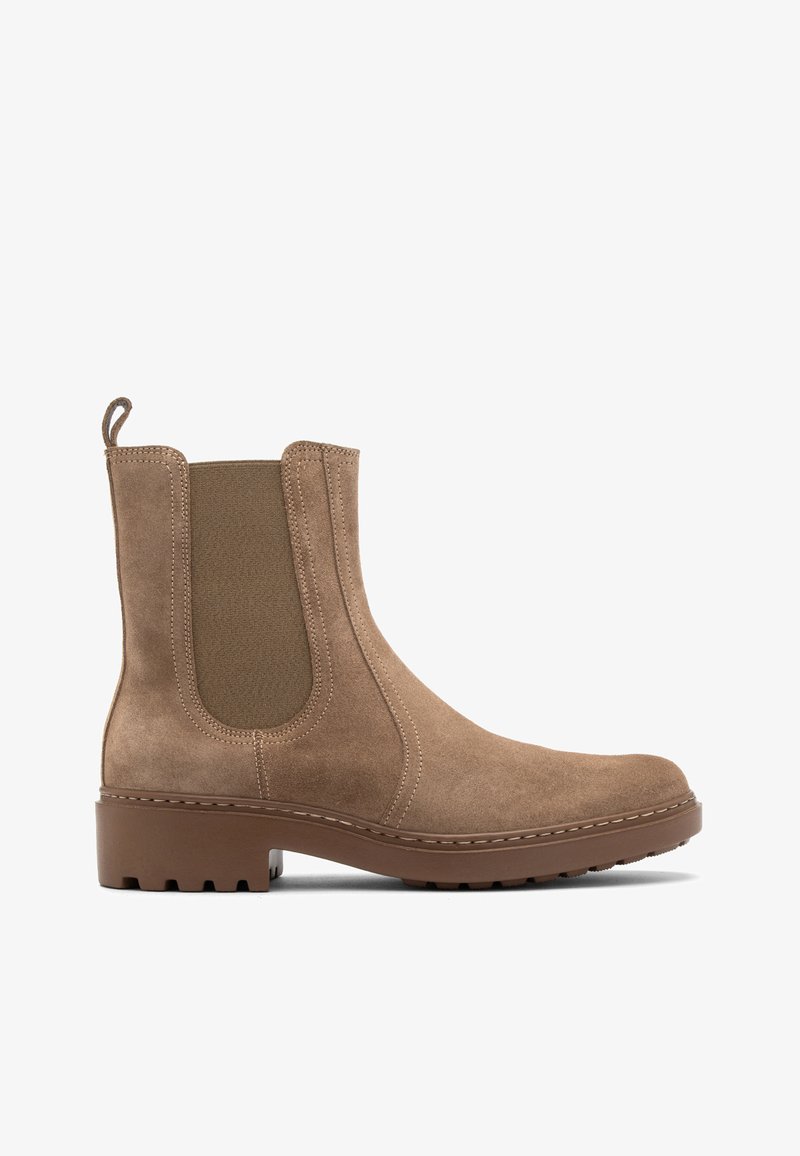 Zamszowe botki sięgające kostki w jasnym odcieniu brązu z elastycznymi bocznymi panelami. Okrągły czubek i teksturowana gumowa podeszwa z wzorem opony. Pętelka do łatwego zakładania.