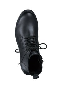 Bota corta de cuero negro con punta redonda, cierre con cordones, superficie lisa y detalle de cremallera interior. Sin patrones ni acentos visibles.
