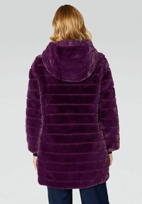 Abrigo de piel sintética morada con capucha, con una textura a rayas y mangas largas, diseñado para proporcionar calidez y comodidad.