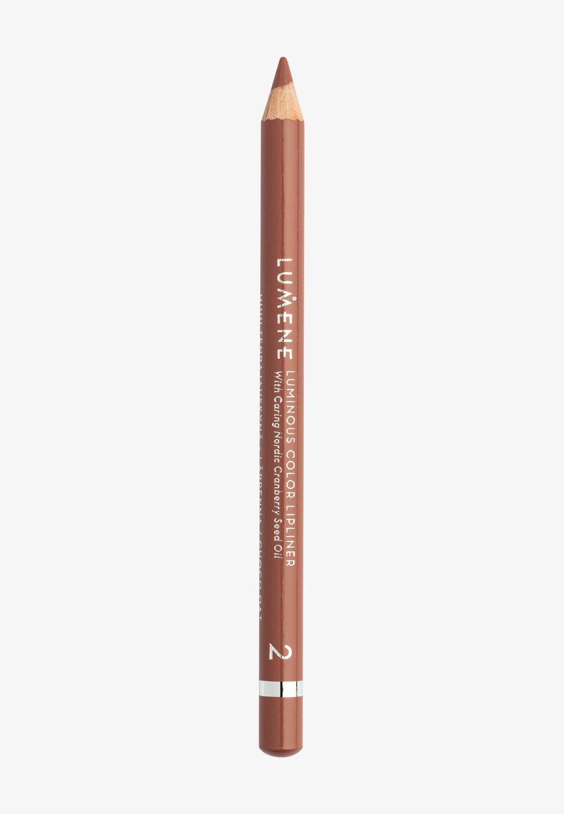 Lápiz delineador de labios marrón de madera con punta afilada, acentos plateados y texto en blanco. Presenta una textura suave y un diseño ergonómico.