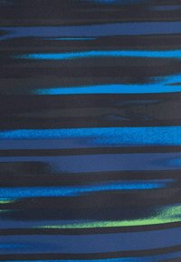 Textil mit horizontalen Streifen in Dunkelblau, Hellblau und Grün auf einem schwarzen Hintergrund; glatte Textur mit einem sanften Farbverlauf.