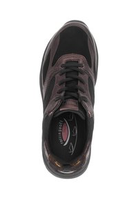 Zwarte en bruine sneaker met een bovenwerk van gestructureerd leer, mesh panelen, ronde neus en vetersysteem; rubberen zool; gevoerde inlegzool.