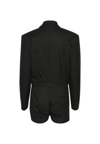 Completo strutturato nero con vita cinturata, maniche lunghe, reverse a punta e una tasca sul retro. Tessuto liscio con vestibilità sartoriale.