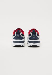 Granatowo-czerwone buty sportowe z solidną białą podeszwą, siateczkową cholewką i logo na pięcie. Paskowy wzór na śródpodeszwie.