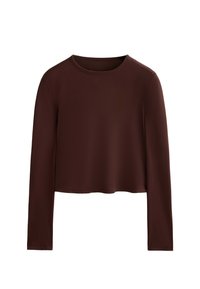 Donkergroen, cropped t-shirt met lange mouwen en ronde halslijn, weergegeven op een witte achtergrond.