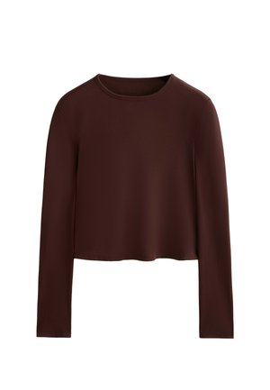 Donkergroen, cropped t-shirt met lange mouwen en ronde halslijn, weergegeven op een witte achtergrond.