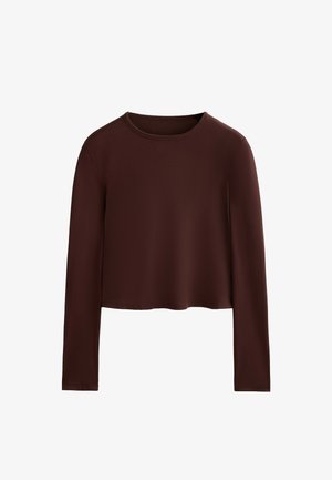 T-shirt cropped a maniche lunghe, di colore marrone scuro, con scollatura rotonda, esposto su uno sfondo bianco.