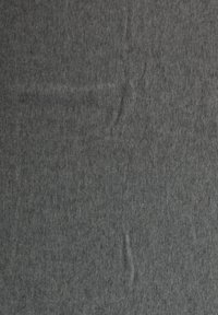 Tissu gris texturé, surface légèrement pelucheuse, couleur uniforme avec de légères variations, sans motifs ni ornements. Convient pour les vêtements ou le rembourrage.