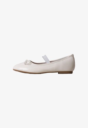 Ballerine en cuir verni blanc avec une sangle élastique unique et un petit nœud décoratif sur l'avant arrondi, semelle plate.