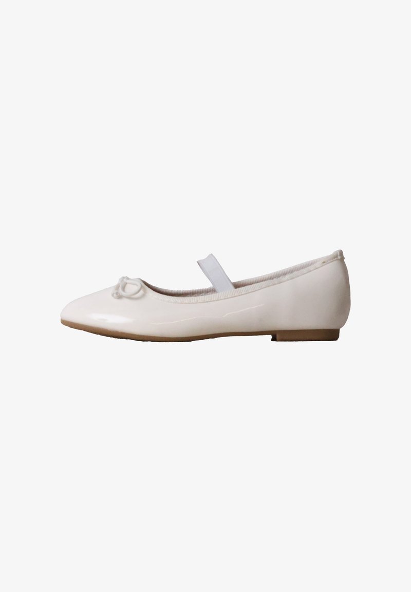 Ballerine en cuir verni blanc avec une sangle élastique unique et un petit nœud décoratif sur l'avant arrondi, semelle plate.